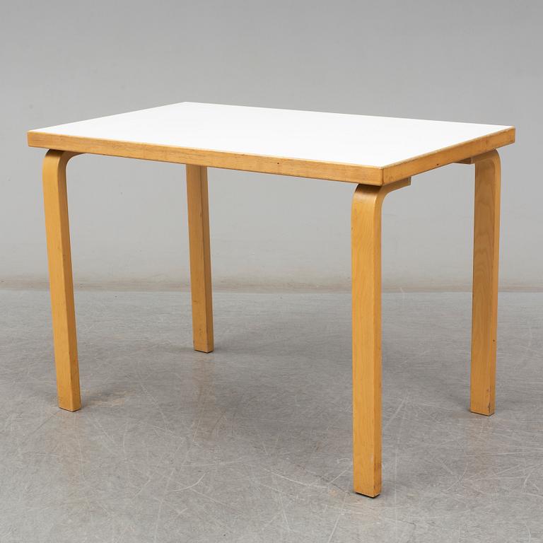 ALVAR AALTO, a table with four model 69 chairs, Artek.