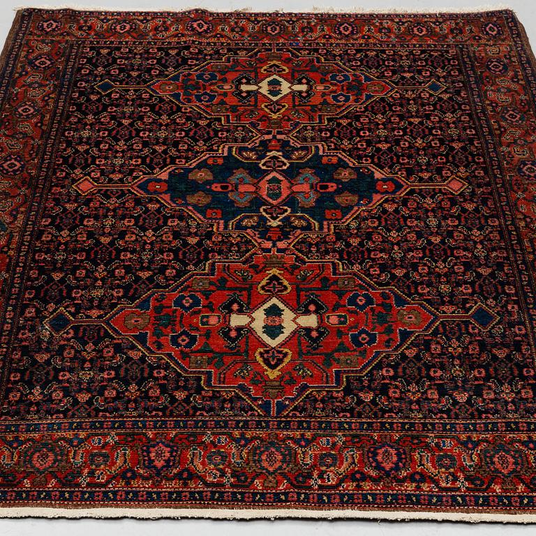 MATTO, a semi-antique/old  Senneh, ca 193,5 x 135,5-140 cm (as well as one end with 2 cm flat weave).