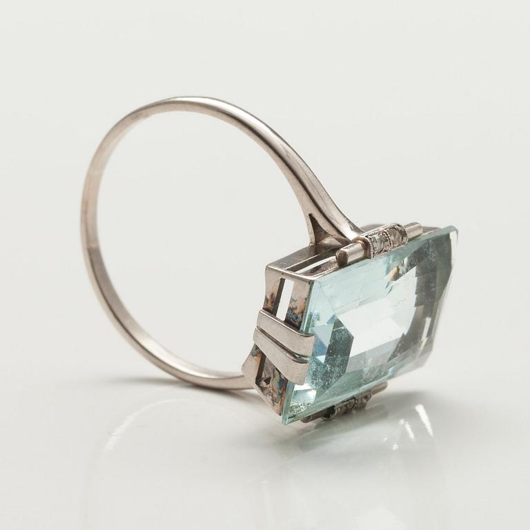 RING, 18K vitguld. Akvamarin ca 8.60 ct, rosenslipade diamanter. Stockholm 1936. Storlek 18+. Vikt 4,9 g.