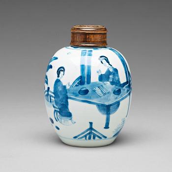714. A blue and white tea caddy, Qing dynasty, Kangxi (1662-1722).