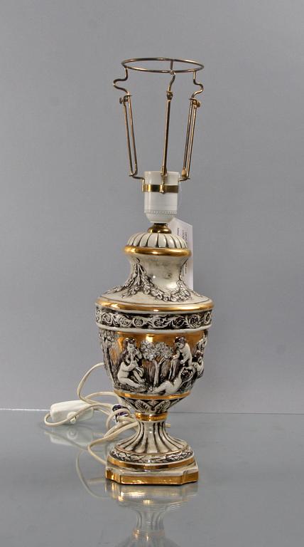 FAT, BORDSLAMPA samt LOCKASK, flintgods, Capo di Montestil.