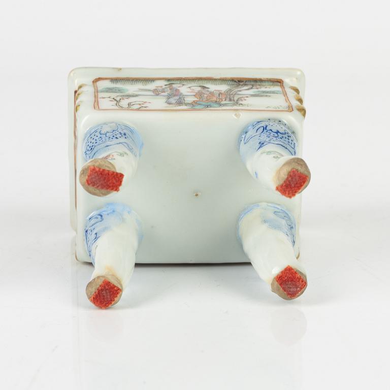 A small porcelain censer with cover, Qing dynasty, 19th Century.