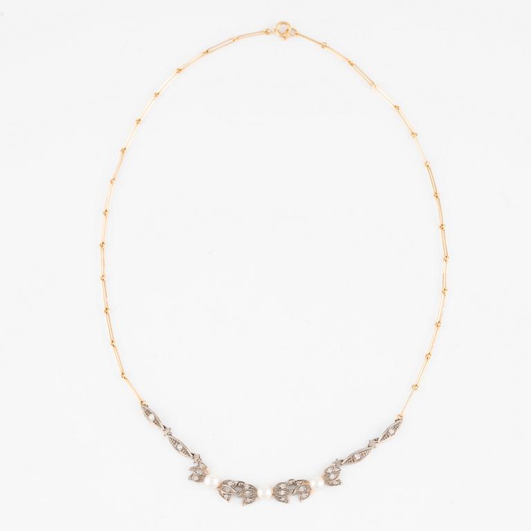 Necklace in 18K gold with cultured pearls and white stones.