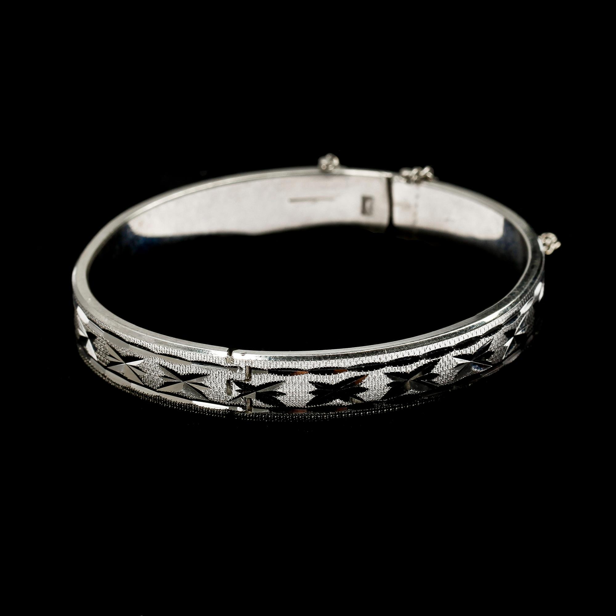 ARMRING, 18k vitguld. Ca 28 gr.