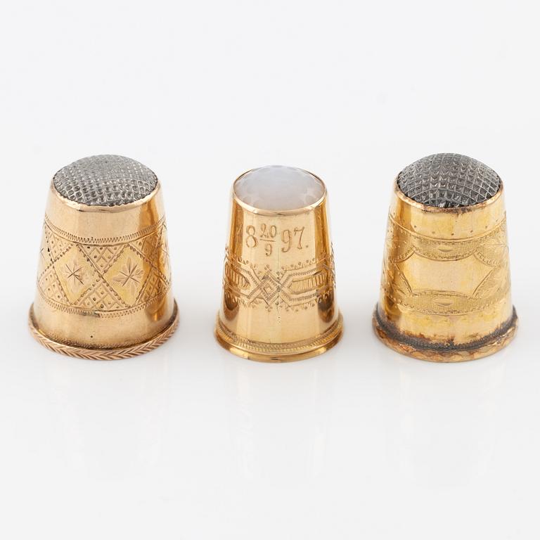 Thimbles three pieces and earrings a pair, 18K gold.