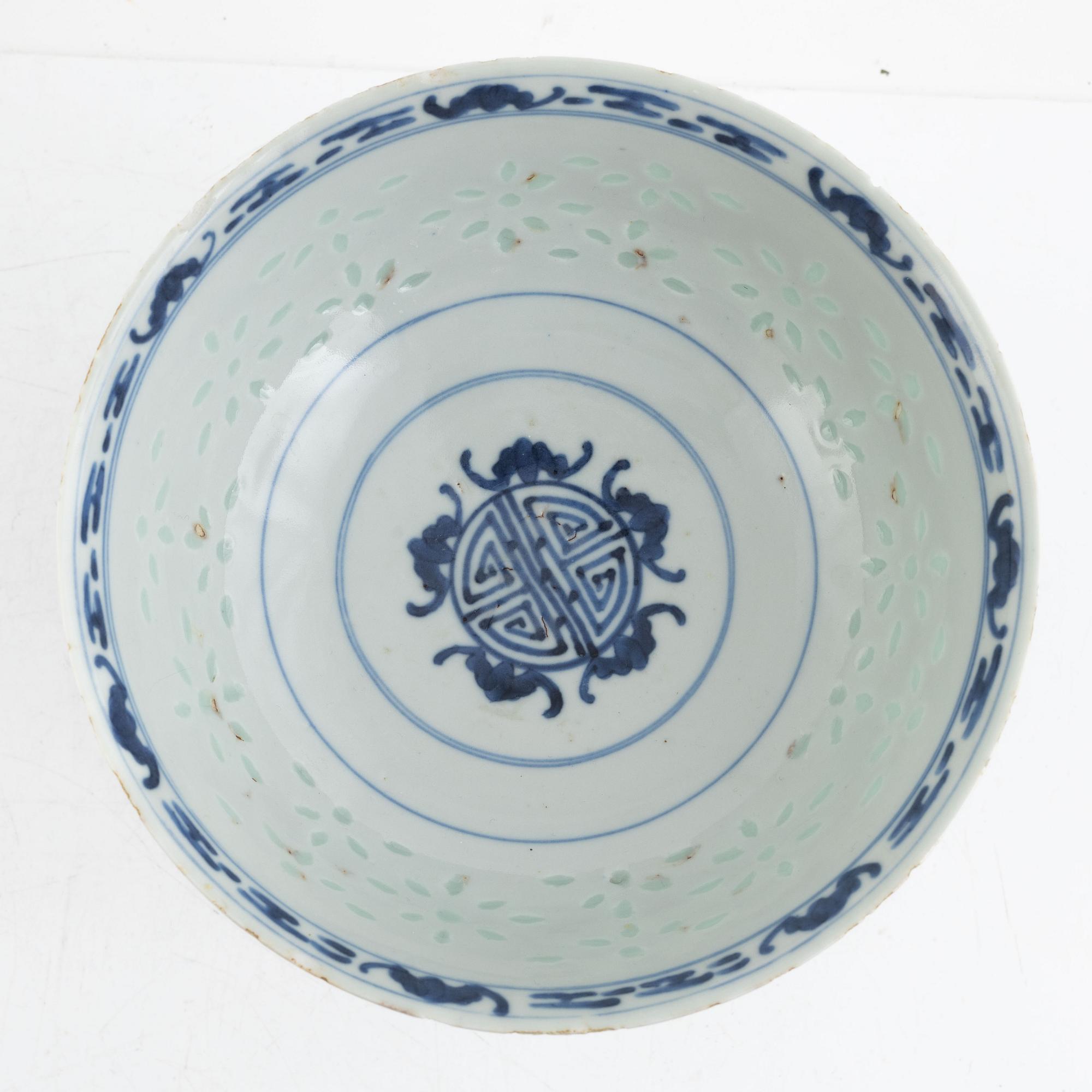 A Chinese blue and white porcelain bowl, late Qing dynasty/around 1900.