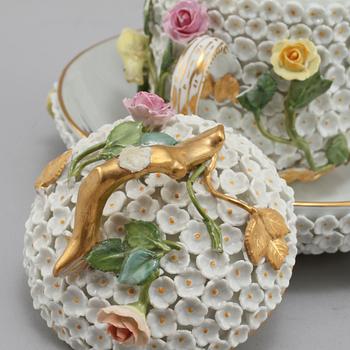 KOPP MED FAT, porslin, Meissen, 1900-tal.