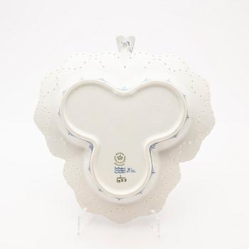 Royal Copenhagen, Serving dish. porcelain, "Musselmalet helblond", Royal Copenhagen, model 1/1077, 1969-1974.