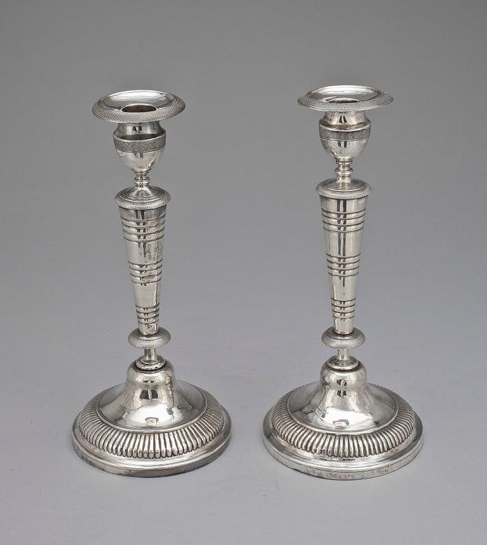 LJUSSTAKAR, ett par, nysilver, empirestil, stämplar med kyrilliska bokstäver, troligen Ryssland 1800-tal.