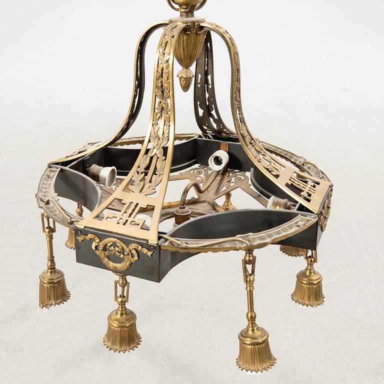 Taklampa Empire-stil omkring 1900.