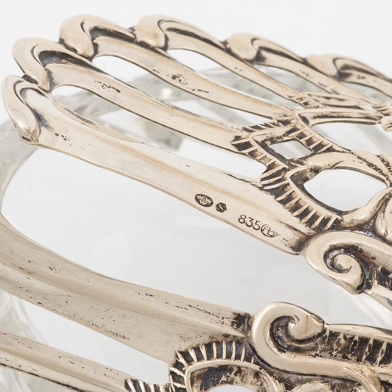 Korgar två st och sked silver, saltkar med silvermontering, 1900-tal.