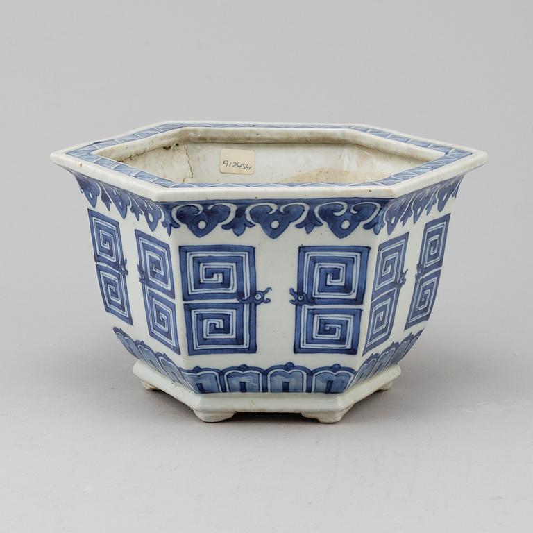 A blue and white pot, Qing dynasty, 19th century.