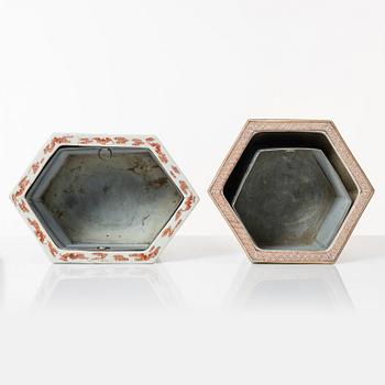 A set of two famille rose jardinieres, Qing dynasty, 19th century.