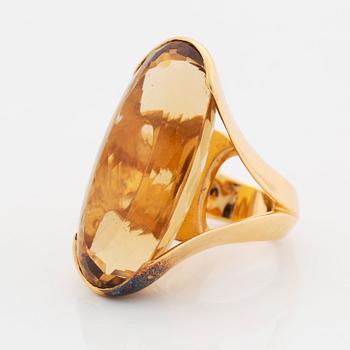 Tina Karlsson ring 18K guld med en oval fasettslipad citrin.