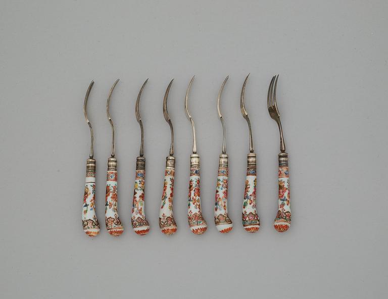 Bestick, 28 stycken, med porslinskaft. Qingdynastin, Qianlong (1736-95).