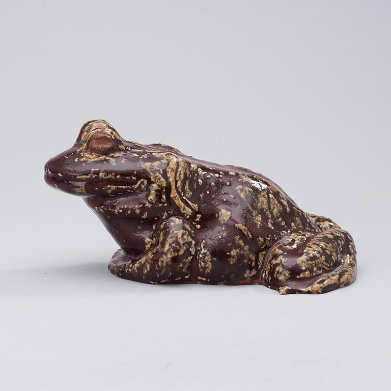 A Michael Schilkin stoneware sculpture of a frog, Arabia, Finland.