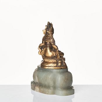 Amittayus, förgylld brons, sockel av nefrit. Tibetokinesisk, semt 1800-tal.