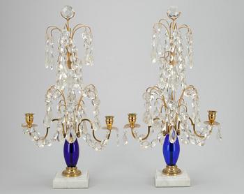 BORDSLYSTRAR, ett par, glas och mässing, gustaviansk stil, 1900-tal.