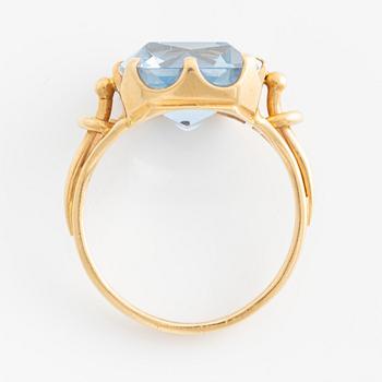 Ring in 18k gold with a blue synthetic stone.