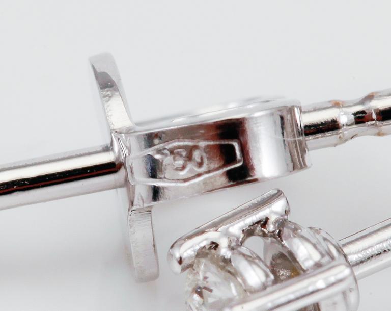 ÖRHÄNGEN, 1 par, solitära briljantslipade diamanter totalt ca 0.20 ct.