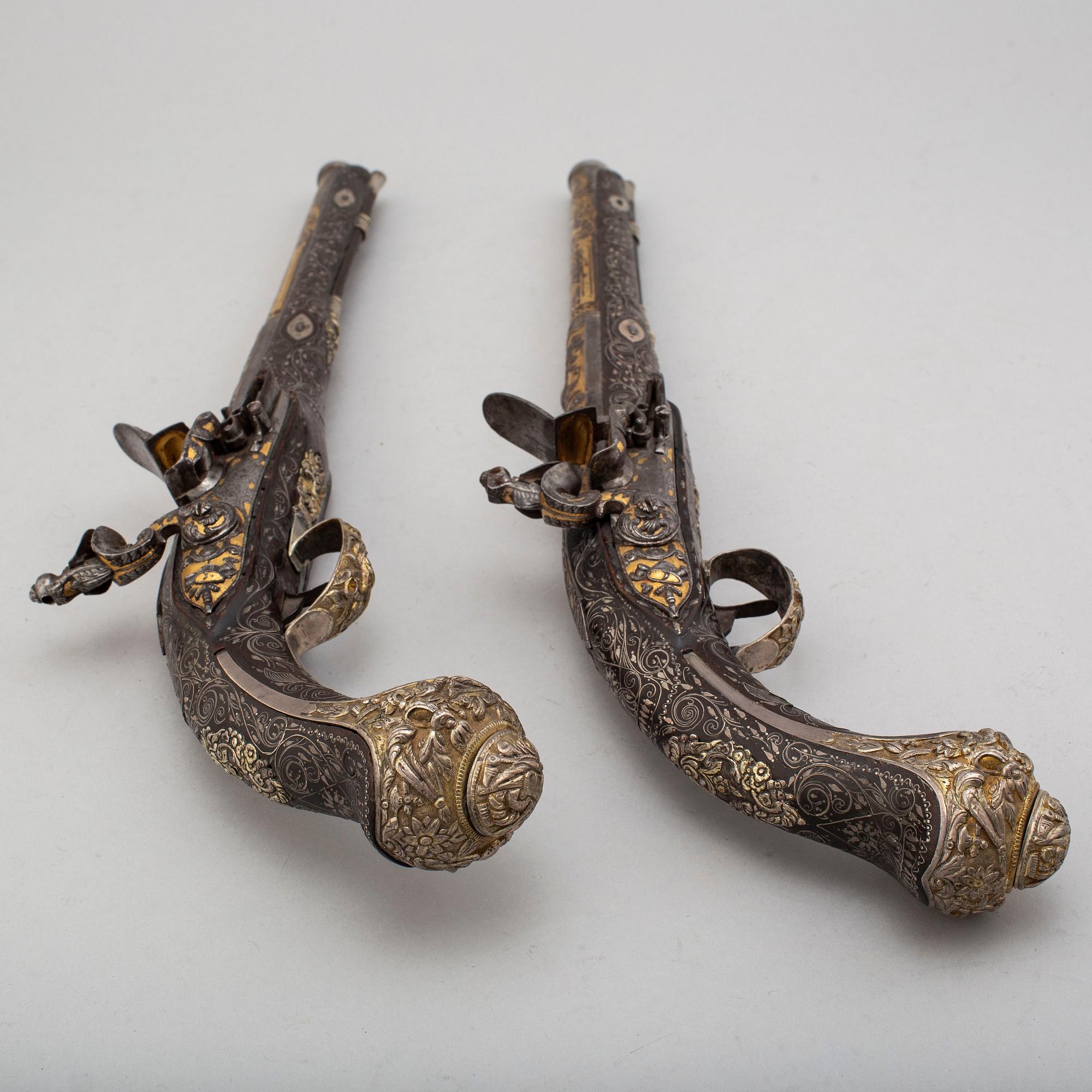 FLINTLÅSPISTOLER, ett par, signerade Jalabert Lamotte (?).