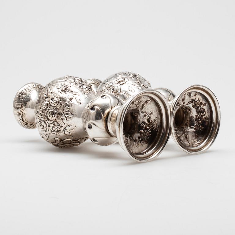 VASER, ett par, silver, engelska kontrollstämplar, London 1892, vikt ca 354 g.