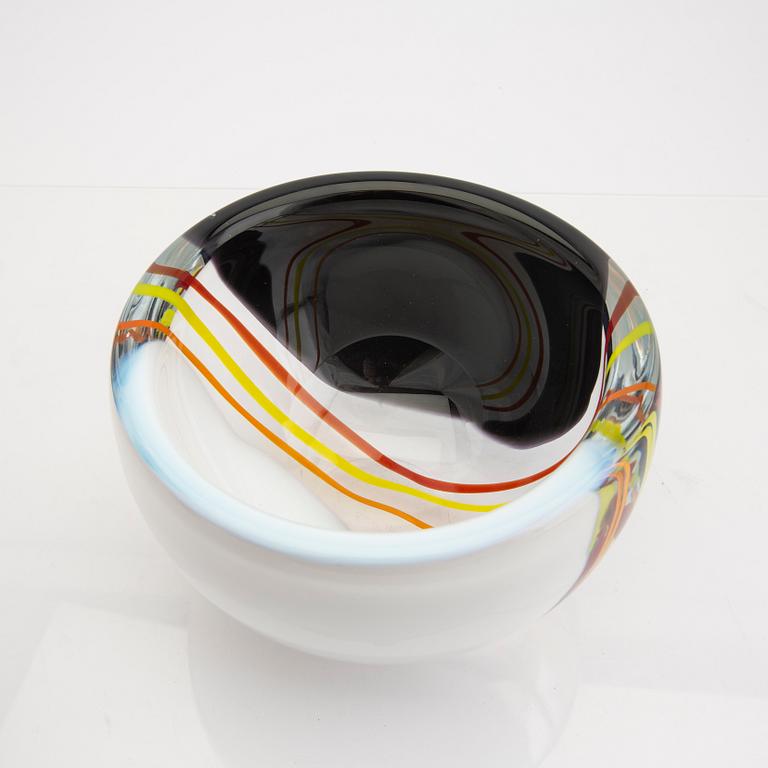 Erik Höglund, a signed dated and numbered glas bowl 1991 13/25.