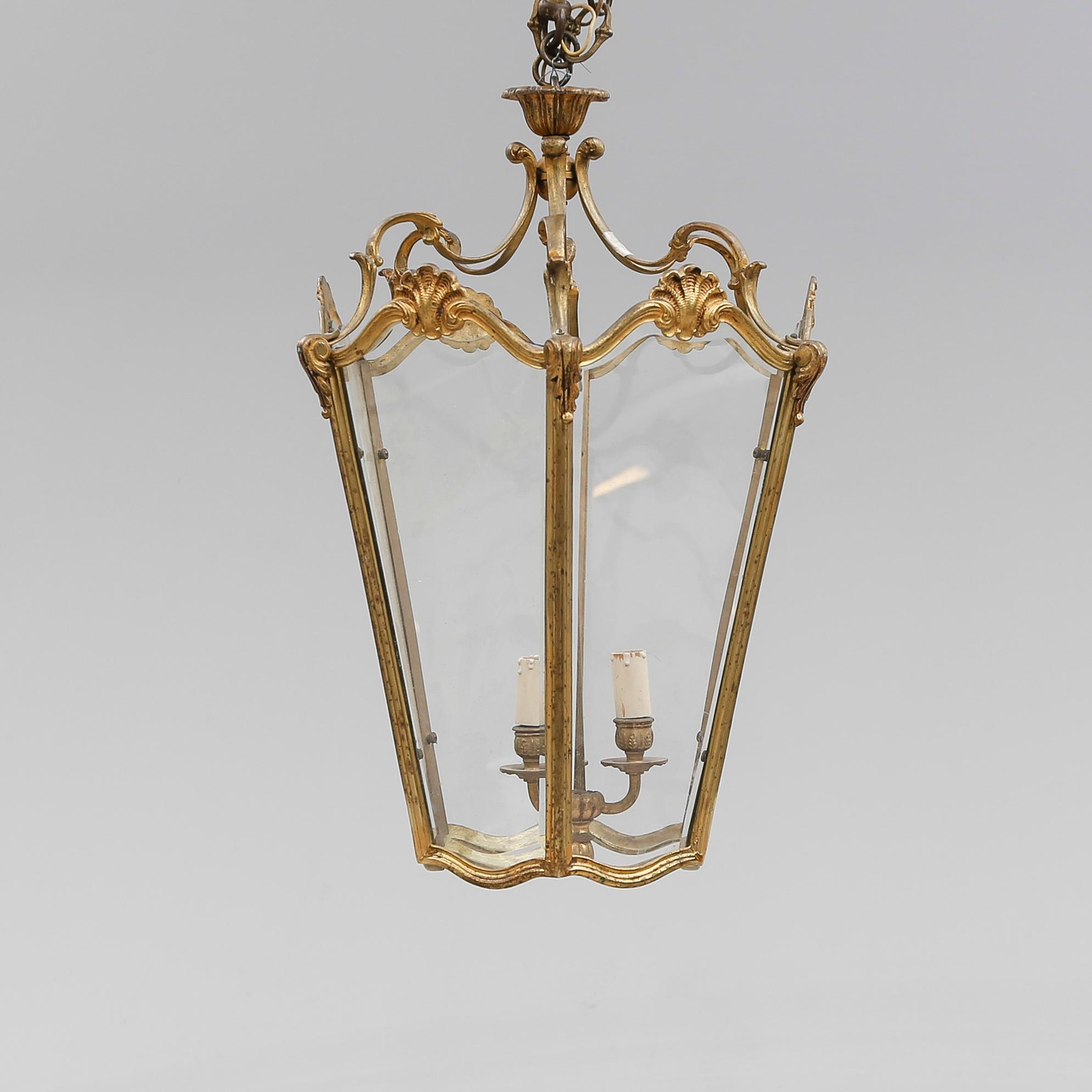 TAKLYKTA, rokokostil, 1900-talets första hälft. Höjd ca 55 cm.