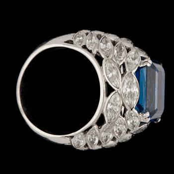RING, magnifik blå trappslipad safir, 9.47 ct, samt briljantslipade diamanter.