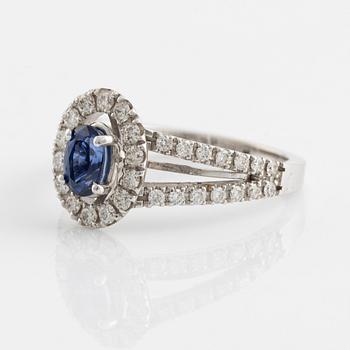 Ring 18K white gold set with an oval faceted sapphire and round brilliant-cut diamonds.