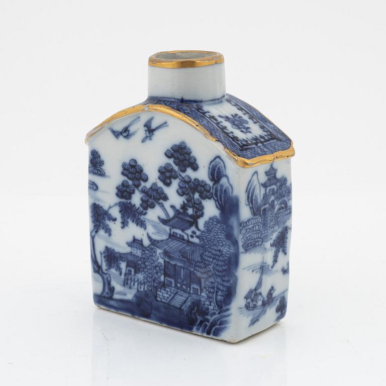 A tea caddy, a jar and a serving dish, Qing dynasty, 18th/19th Century.