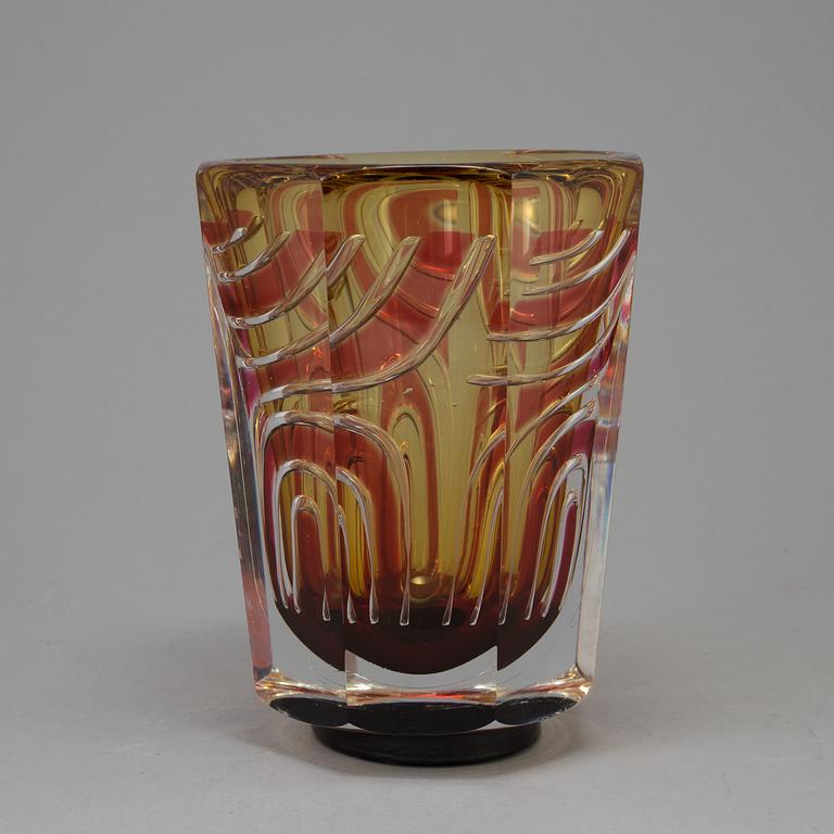 A glass vase by Jan Johansson for Orrefors Gallery -90.