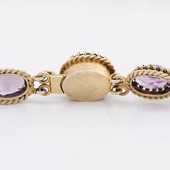 GARNITYR, förgyllt silver med ametister o orientalpärlor, collier, armband och brosch.