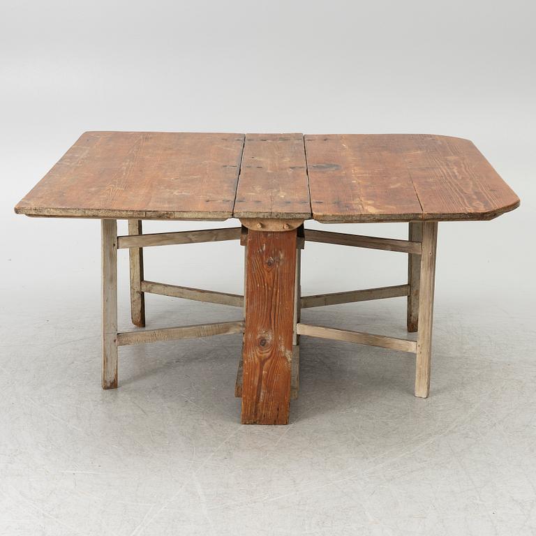 A drop-leaf table, 19th century.