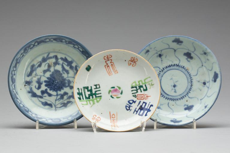 TALLRIKAR, 3 st, porslin, Kina, Ming samt 1800-tal.