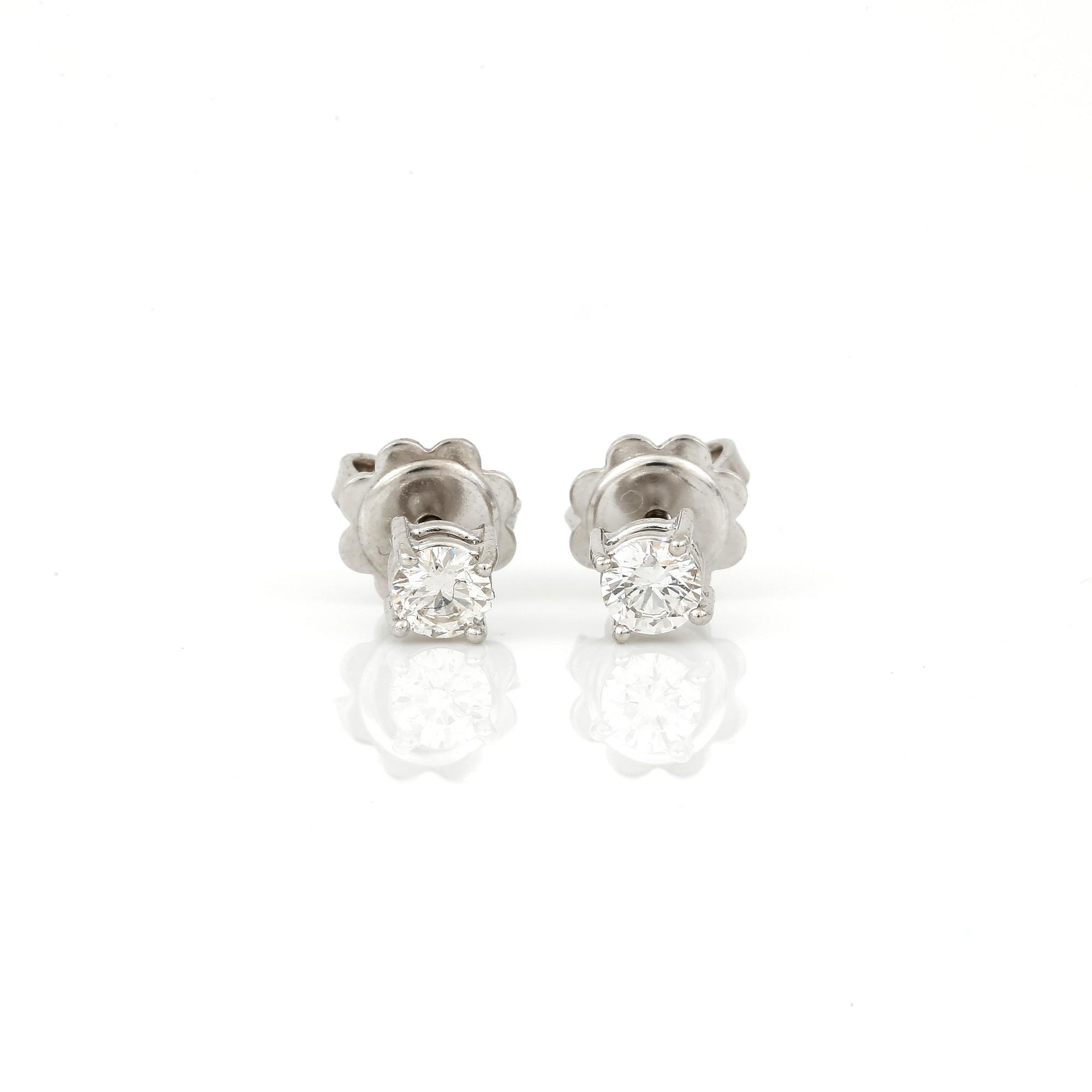 ÖRHÄNGEN, ett par, 18K vitguld med briljantslipade diamanter  tot ca 0,41 ct. Totalvikt ca 2,0 g.