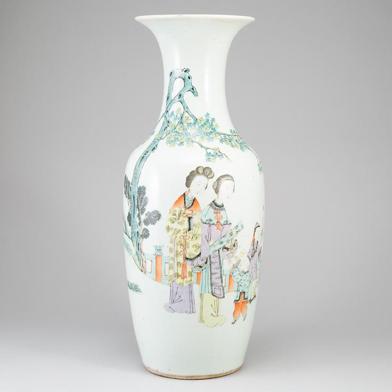 A large famille rose vase, Qing dynasty, late 19th/early 20th century.