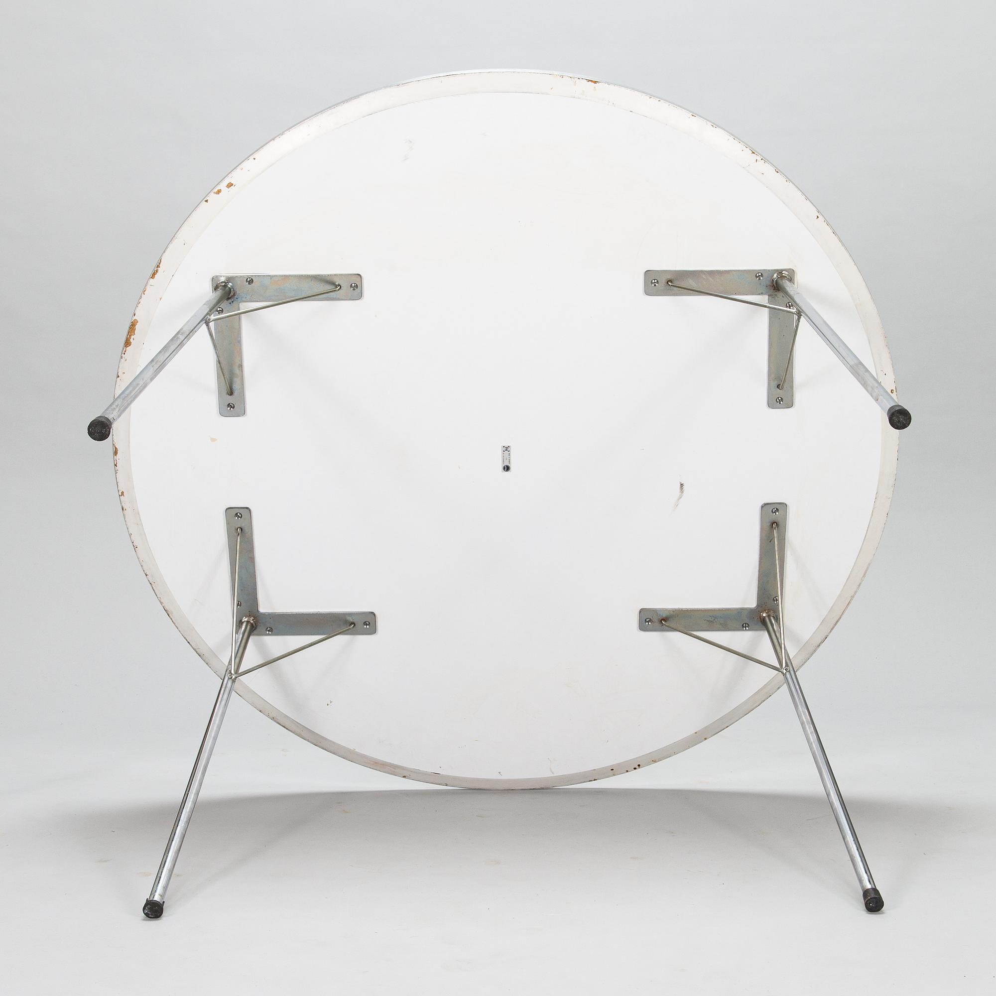 Arne Jacobsen, a 1970s '3600' diningtable for Fritz Hansen.