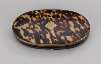 A 18th cent small gold and turtle sewcase, foreign marks.