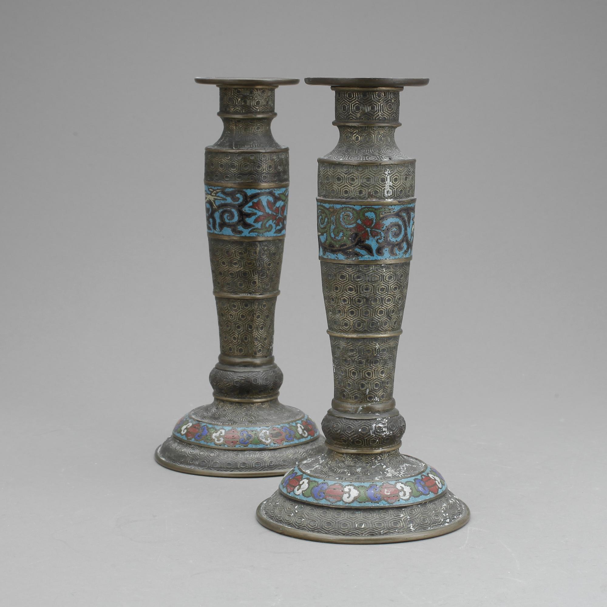 LJUSSTAKAR, ett par, cloisonne, Kina, 1900-tal.