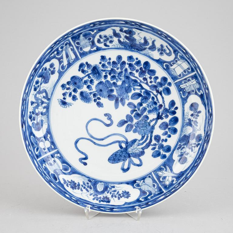 Skålfat, porslin, Kina, Qingdynastin, Kangxi (1662-1722).