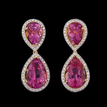 869. A pair of pink topaz and brilliant cut diamond earrings, tot. 0.60 cts.