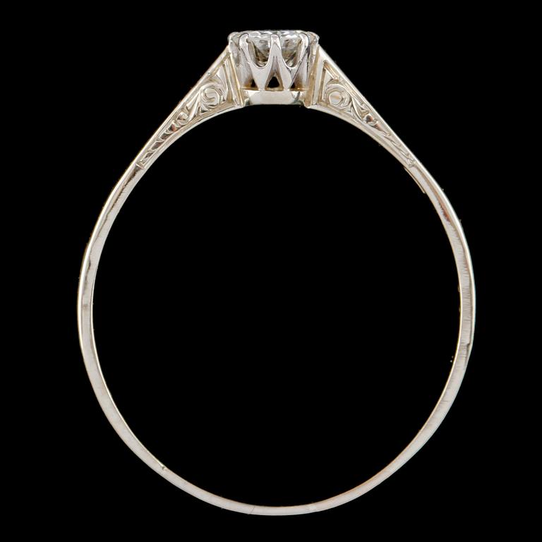 RING, 18k vitguld med äldre briljantslipad diamant ca 0.5 ct, importstämplad, 1900-talets första hälft. Vikt 2 g.