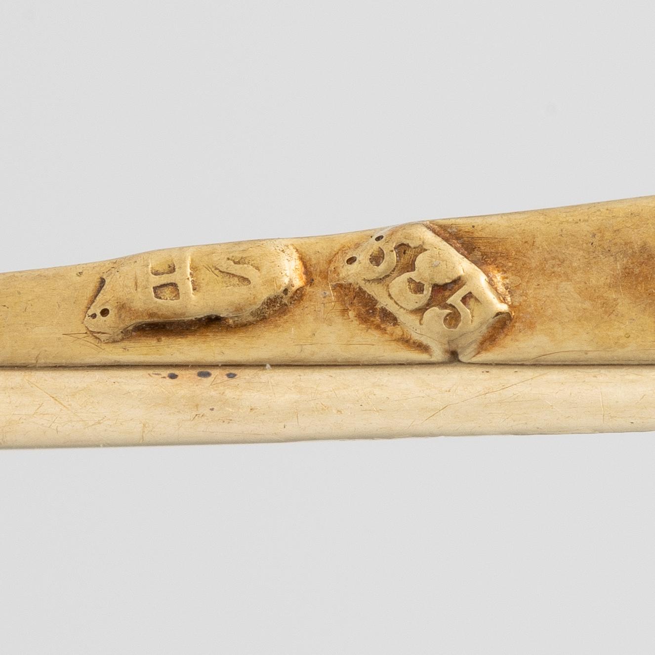 Brooch, 14K gold with brilliant-cut diamond.