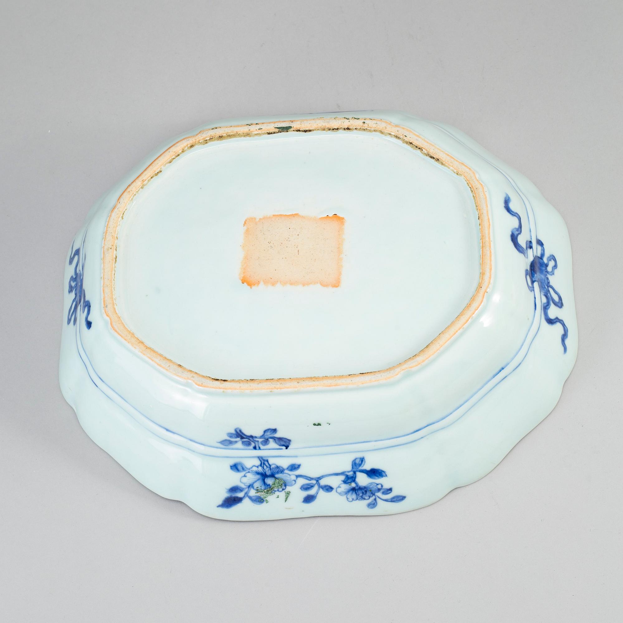 A blue and white dish, Qing dynasty, Qianlong (1736-95).