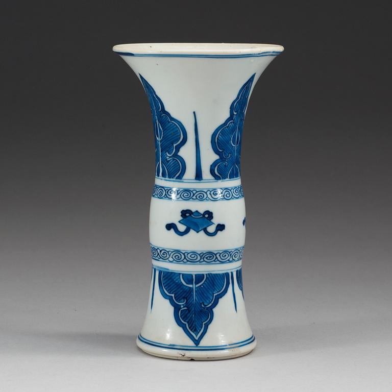 A blue and white Gu shaped vase, Qing dynasty, Kangxi (1662-1722).