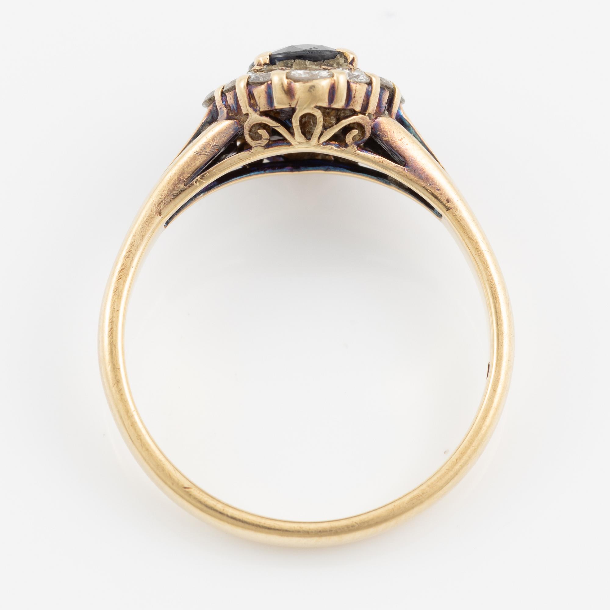 Ring, carved, 14K gold with sapphire and brilliant-cut diamonds.
