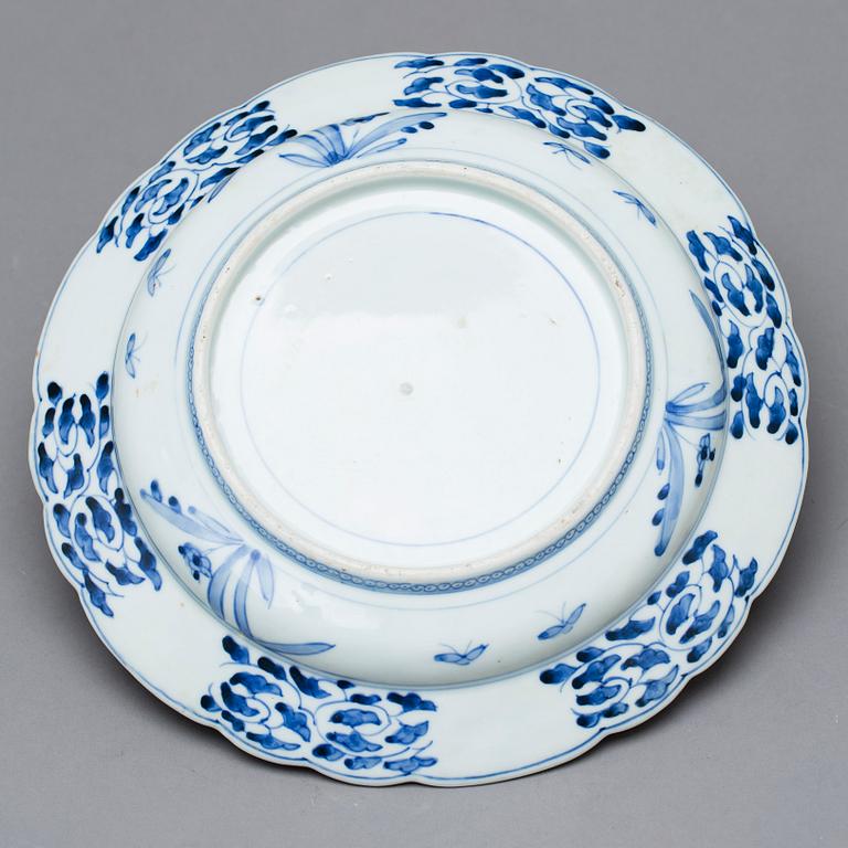 A Japanese Imari porcelain dish, around 1900.