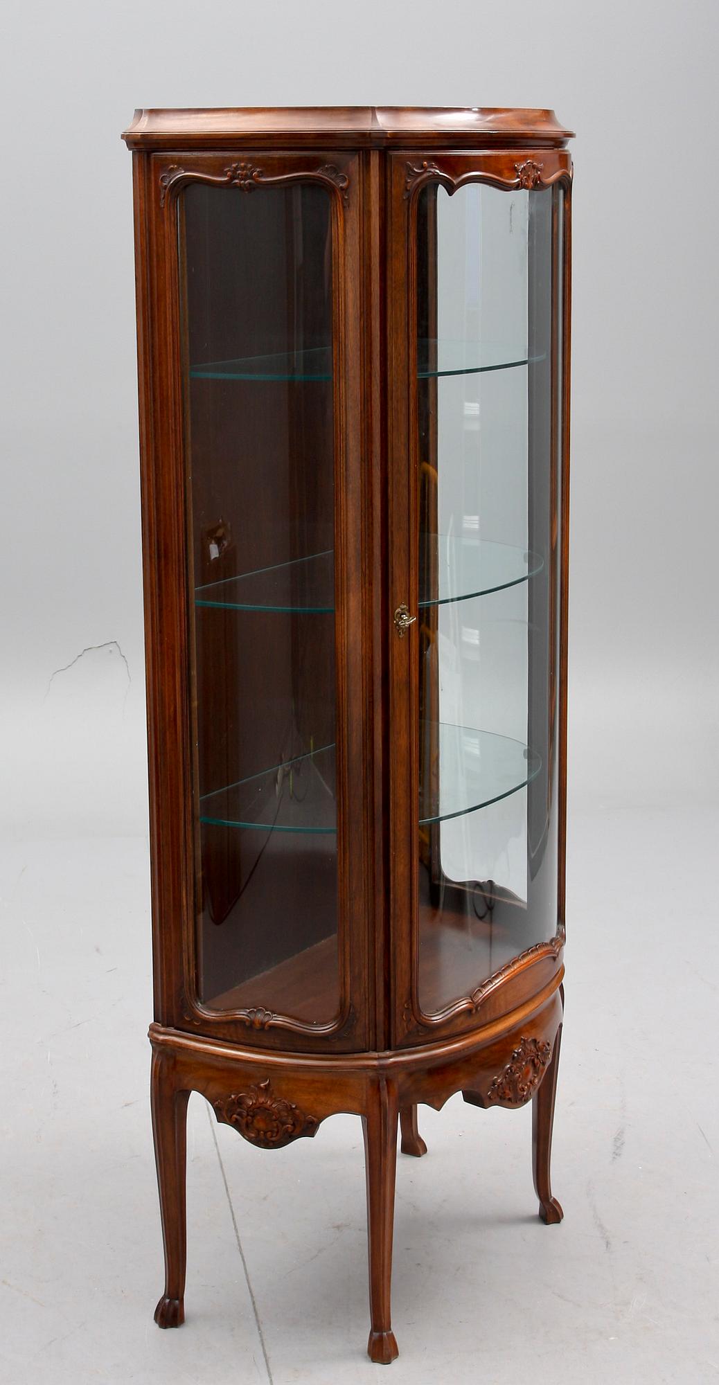 VITRINSKÅP, rokokostil, 1900-tal.