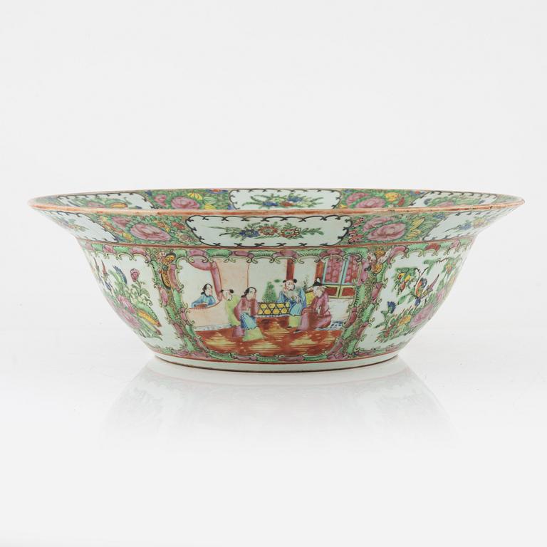 A porcelain wash basin, Kanton, China, late 19th century.